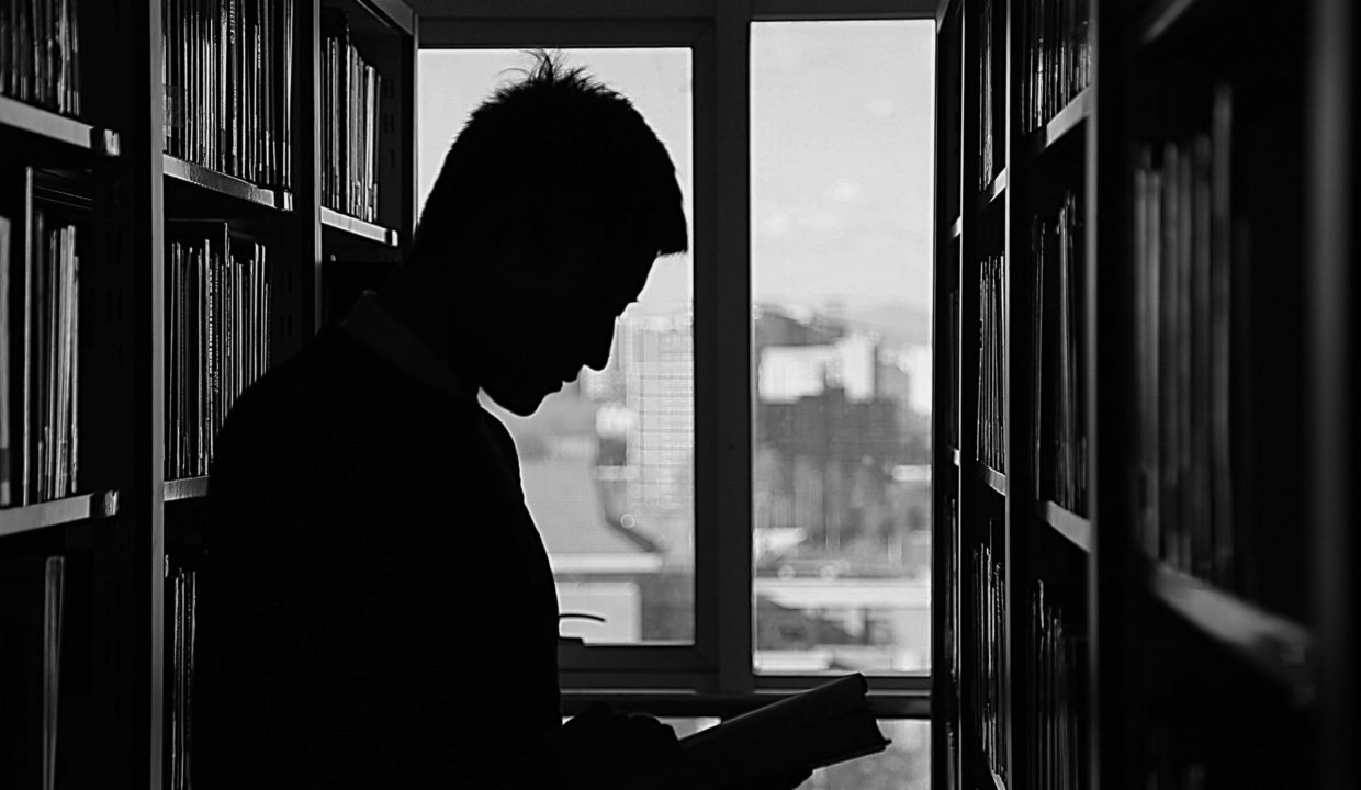 Personne recherchant des ressources pour rédiger un PPMS