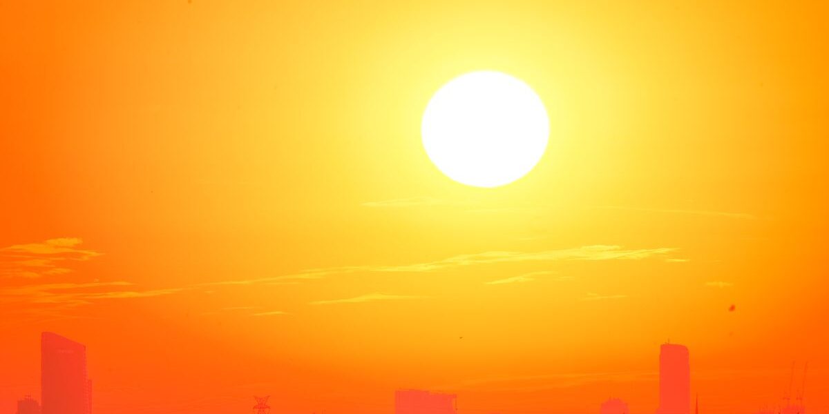 Canicule sur la ville : crise climatique et entreprises Ciel de canicule orange au-dessus d’une ville, crise climatique et entreprises