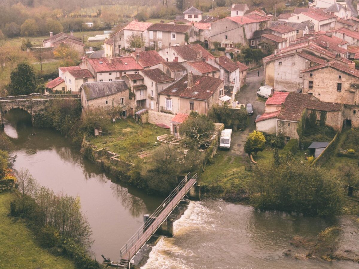 Village français au bord d’une rivière, illustration du plan communal de sauvegarde