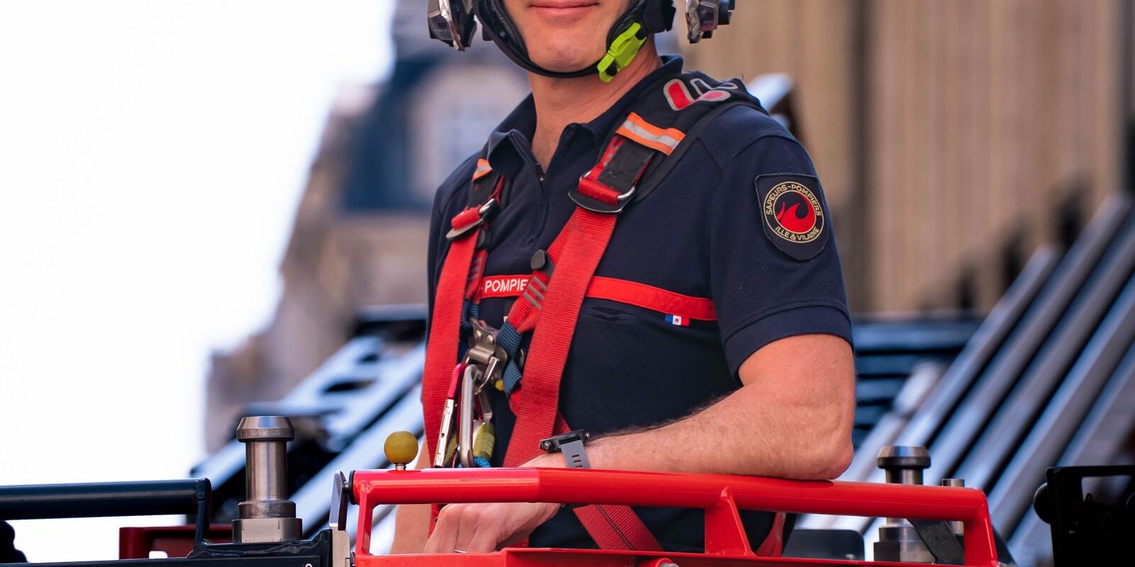 Sapeur-pompier en intervention sur l'échelle d'un engin de secours