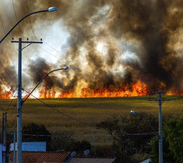 route maisons rue village Les élus face à la crise dans les collectivités, ici face à un incendie