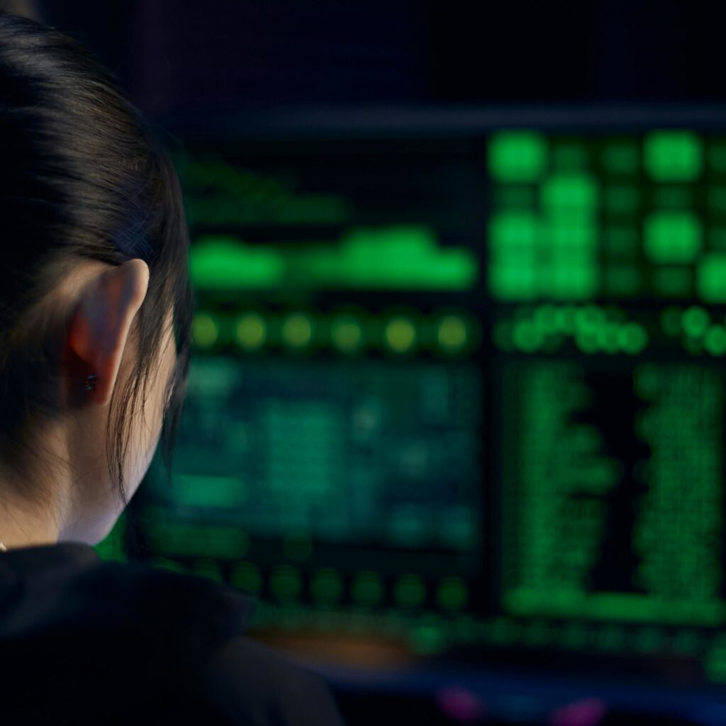 Veille et surveillance une analyste réalisant une Veille stratégique et gestion des risques Analyste senior qualifiant des signaux faibles dans un tableau de veille multi-sources