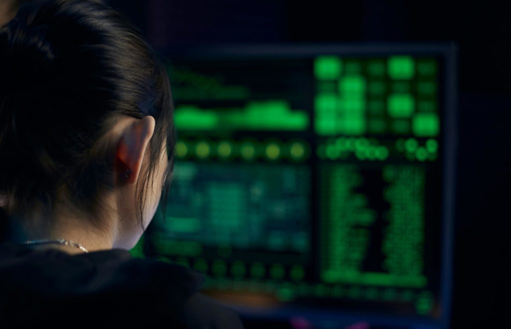 Veille et surveillance une analyste réalisant une Veille stratégique et gestion des risques Analyste senior qualifiant des signaux faibles dans un tableau de veille multi-sources