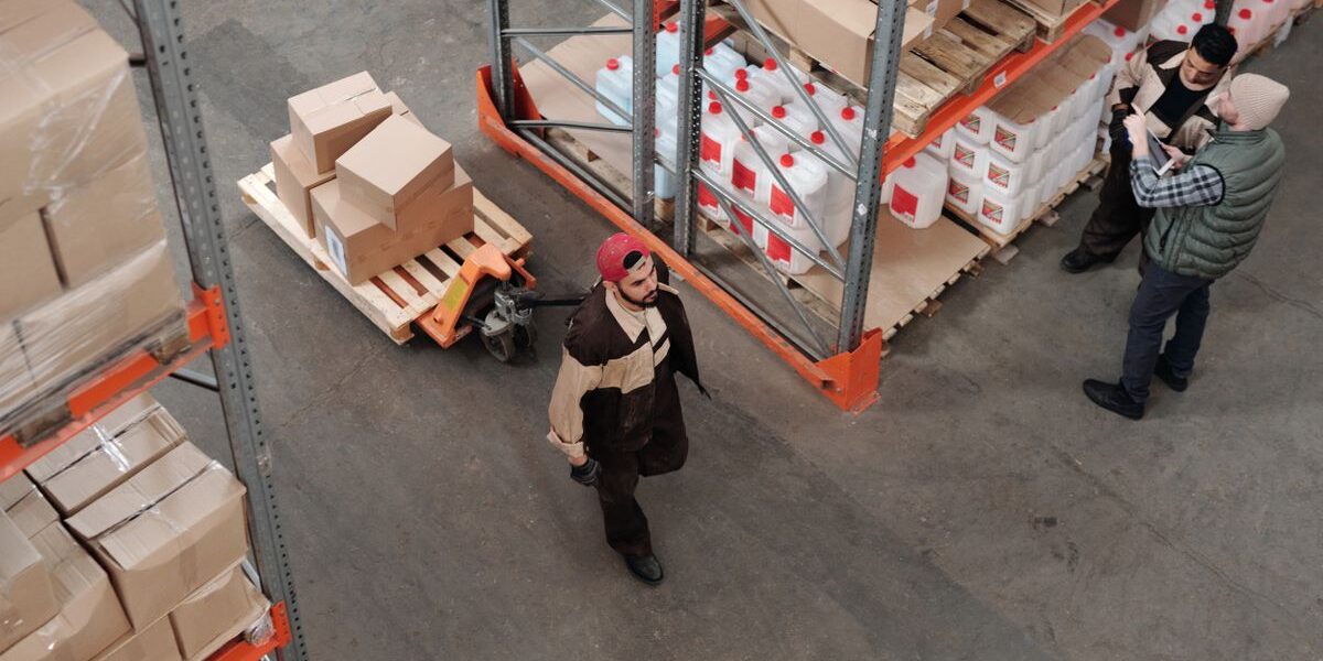 Continuité d’activité et dépendance fournisseur, entrepôt logistique Entrepôt logistique et gestion des stocks illustrant la continuité d'activité face au défaut d'un fournisseur