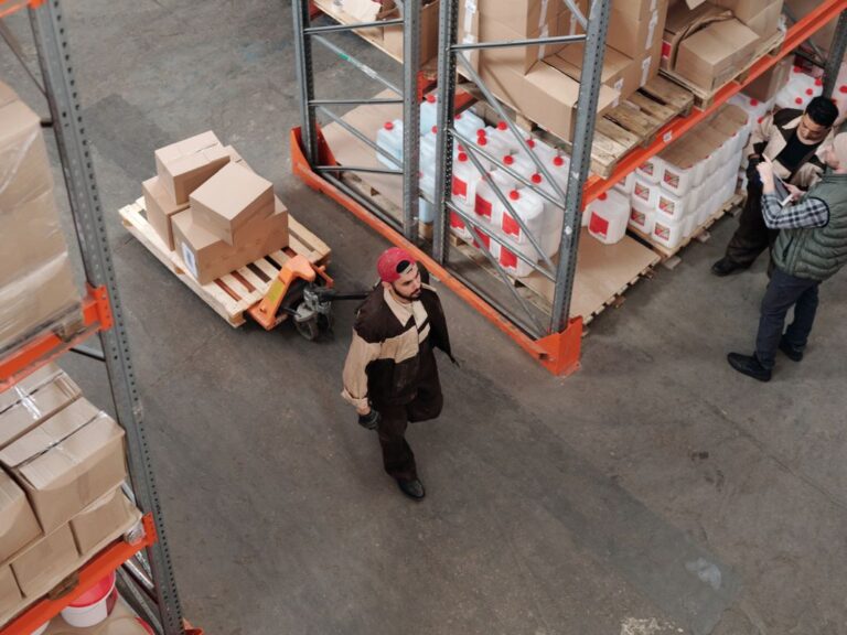 Entrepôt logistique et gestion des stocks illustrant la continuité d'activité face au défaut d'un fournisseur