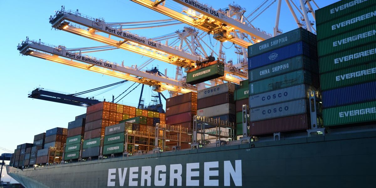 Risque géopolitique et commerce mondial, porte-conteneurs à quai Porte-conteneurs international à quai illustrant le risque géopolitique sur le commerce mondial