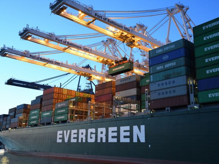 Porte-conteneurs international à quai illustrant le risque géopolitique sur le commerce mondial