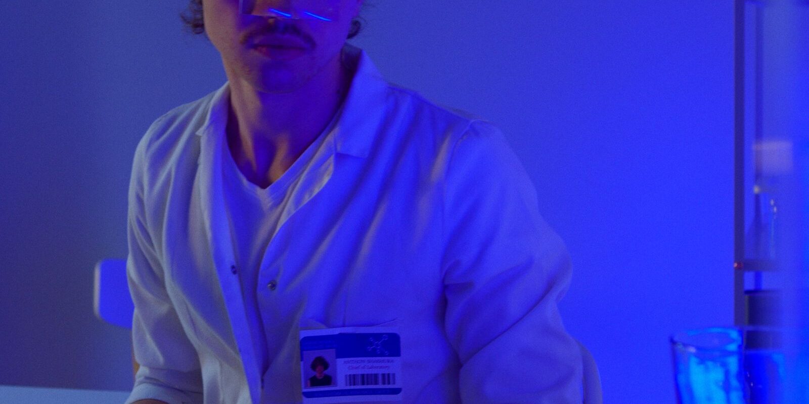 Scientifique analysant des prélèvements en laboratoire de biologie